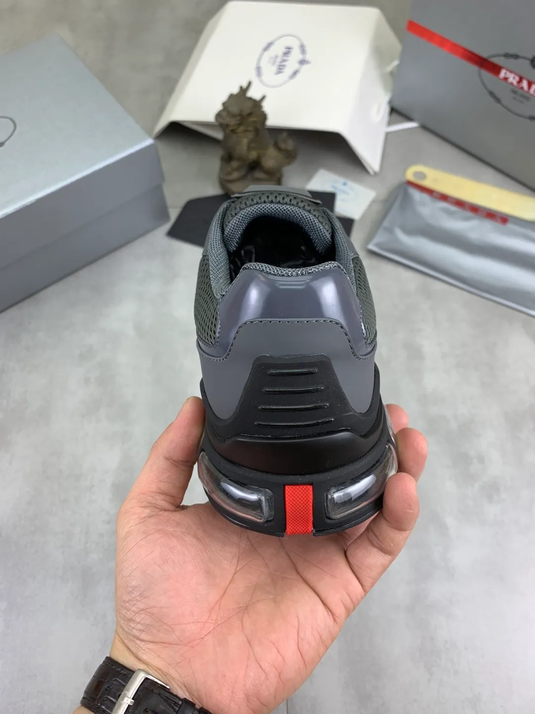 Men's men's shoes 💰P660 💰[New model] The top version is now available on the official website, 🆘 Air-cushion shock-absorbing thick-soled trendy brand (Prada) is the main popular model, avant-garde and versatile fashionable men's shoes, private version mold opening, cowhide surface splicing 1:1.. Simple fashion, original imported cowhide feet; the atmosphere and personality are more fashionable, eye-catching and pursuing class. It will subvert the old idea and be a must-have for fashion trendsetters with you! Must keep it for yourself ! Tall and comfortable, large and low, high-end quality workmanship. Code number: 38-45; 4 colors available.